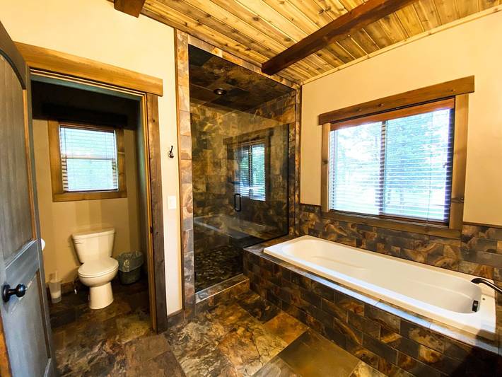 Log cabin for 15 people, with hot tub and yard as well as terrace in Island Park