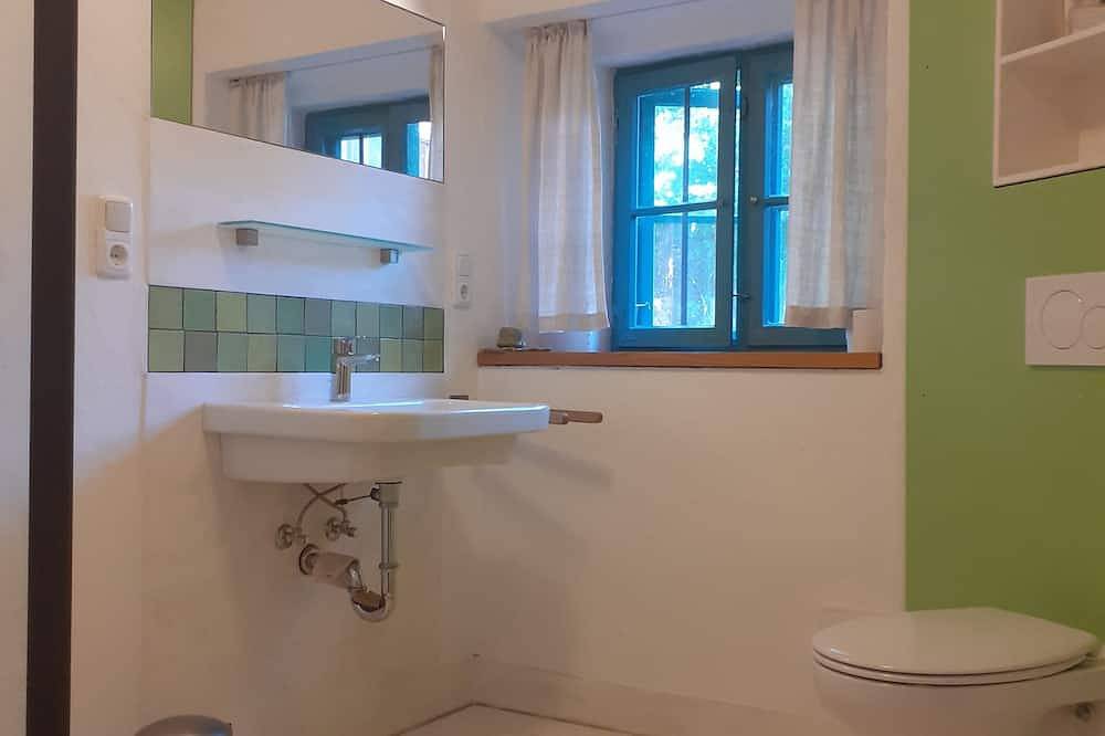 Ganze Wohnung, Ländliches Wohnen in renoviertem Bauernhaus-Eg, Terrasse,  20 min nach Landshut in Geisenhausen, Ostbayern