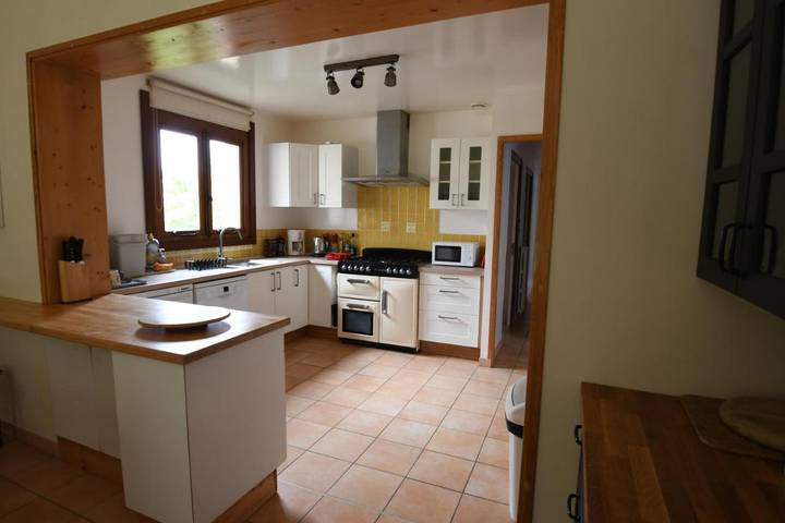 Location de vacances pour 8 personnes, avec vue ainsi que jardin et piscine à Argenton-les-Vallées - 4