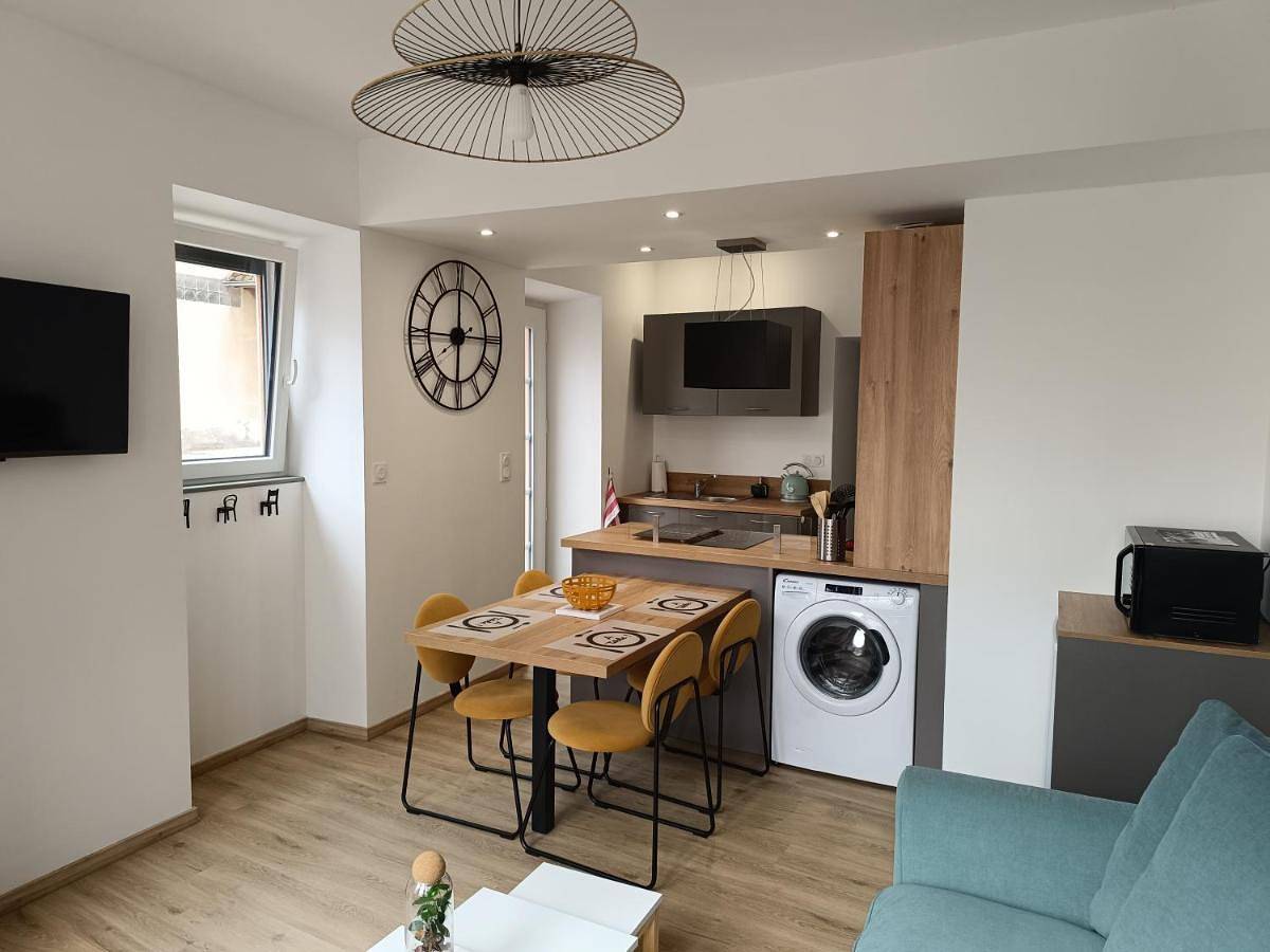 Appartement entier, One-Bedroom Apartment in Le Mayet-de-Montagne, Région de Vichy