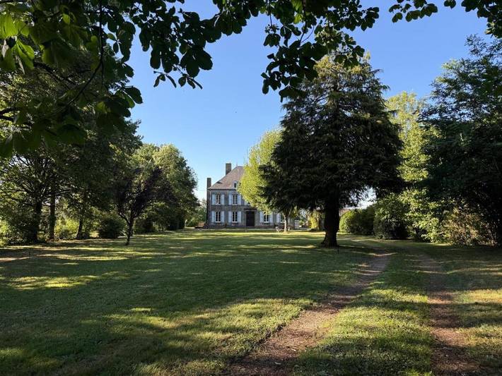 Location de vacances pour 2 personnes, avec Terrasse et Jardin ainsi que Piscine et Vue à L'Absie