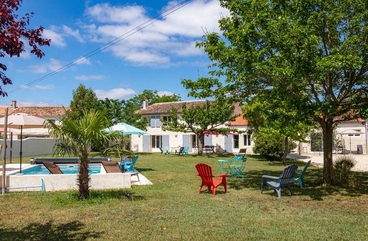 Cottage pour 2 personnes, avec piscine et jardin à Balanzac