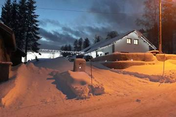 Chalet pour 12 personnes, avec jardin, animaux acceptés dans le Jura
