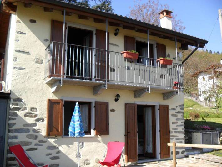 Chalet für 4 Personen, mit Ausblick und Seeblick sowie Garten am Lago Maggiore