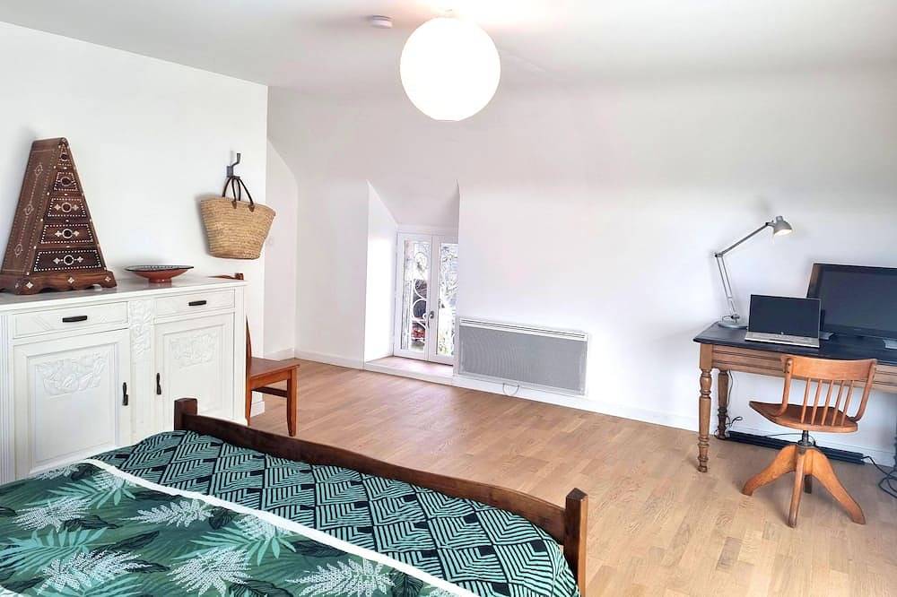 Romantic stone house in Brittany (Morbihan) for up to 8 people, near the coast in Locoal-Mendon, Côte des Mégalithes