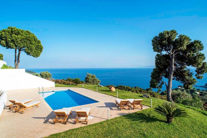 Villa für 4 Personen, mit Meerblick und Terrasse sowie Pool auf Skiathos