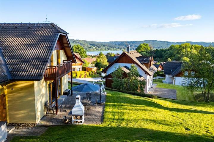 Ferienhaus für 12 Personen, mit Sauna und Seeblick sowie Ausblick und Garten in Lipno