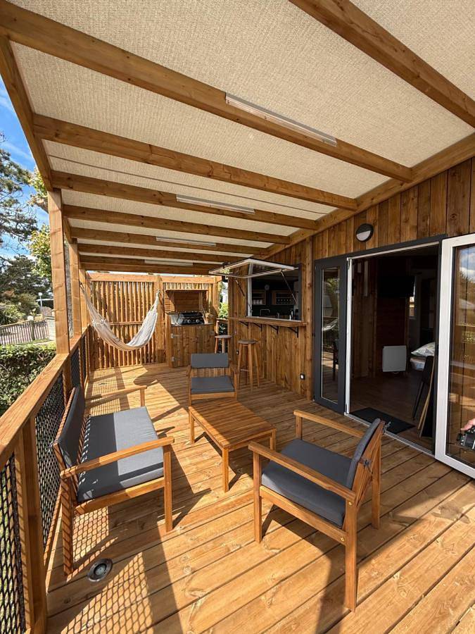 Camping pour 2 personnes, avec Terrasse et Jacuzzi ainsi que Jardin et Piscine