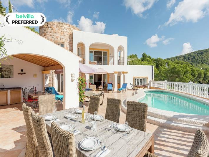 Cheap villa for 10 people, with pool and garden in Ibiza