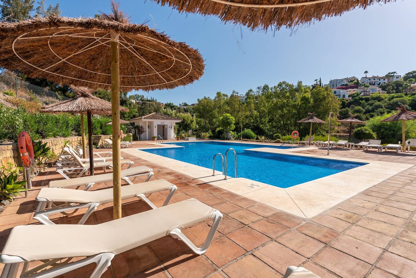 Apartamento entero, Apartamento 'Los Eucaliptos B_9_1' con piscina compartida, Wi-Fi y aire acondicionado in Capanes del Golf, Benahavís
