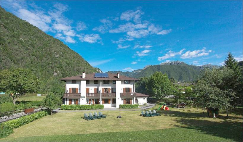 Appartamento per 5 persone, con Balcone e Giardino nonché Panorama a Pieve di Ledro