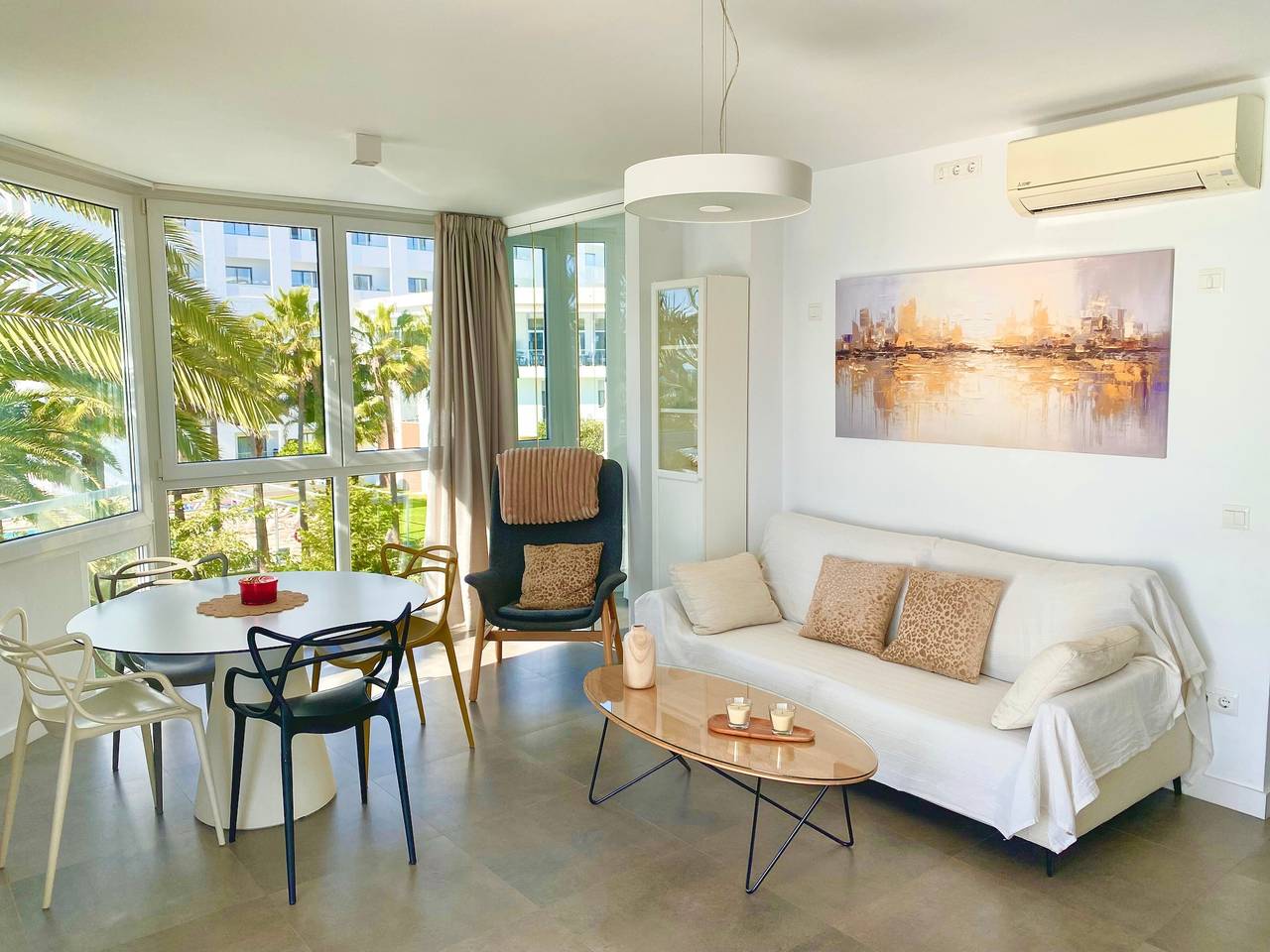 Apartamento entero, Apartamento en Primera Línea de Playa con Vistas al Mar, Balcón, Piscina y Wifi in Playa de la Torrecilla, Nerja