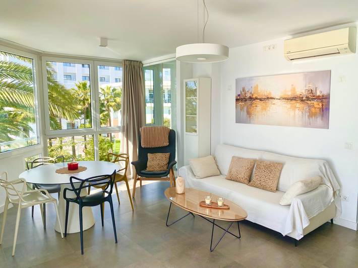 Entire apartment, Apartment on the Beach with Sea Views, Balcony, Shared Pool & Wifi in Playa de la Torrecilla, Nerja