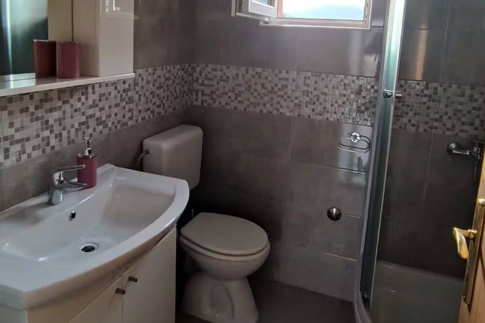Ganze Wohnung, Two Bedroom Apartment with Balcony and River View in Rogotin, Dubrovnik-Neretva