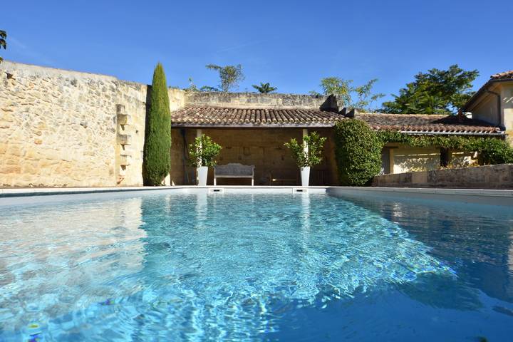 Location de vacances pour 9 personnes, avec Terrasse ainsi que Jardin et Piscine à Puisseguin