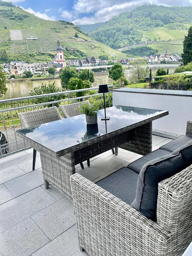Ferienwohnung für 2 Personen, mit Balkon und Terrasse sowie Garten und Seeblick an der Mosel