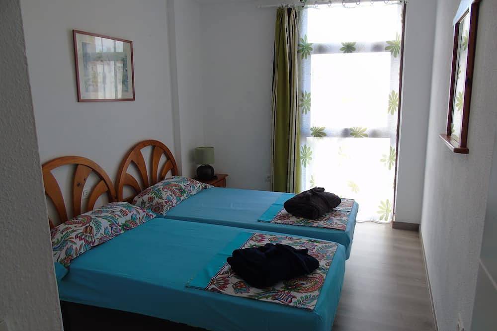 Entire apartment, Family Flat with 3 bedrooms, 1 bathroom near ocean & Los Gigantes in Puerto Santiago, Santiago del Teide