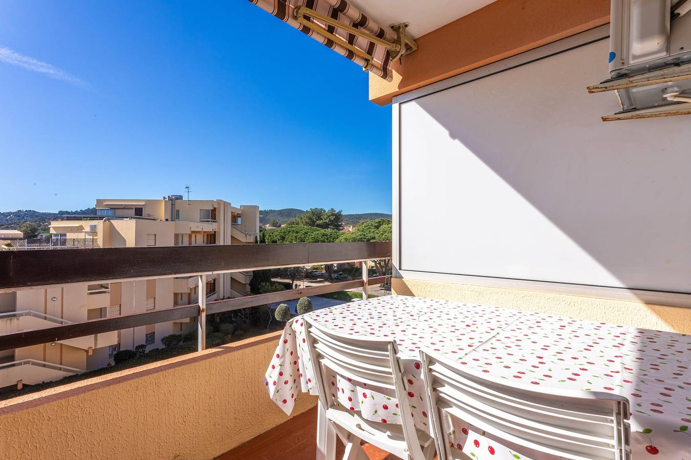 Studio entier, Studio « Résidence Athena Vue Mer » avec vue mer, terrasse privée et climatisation in Bormes-les-Mimosas, Parc national de Port-Cros