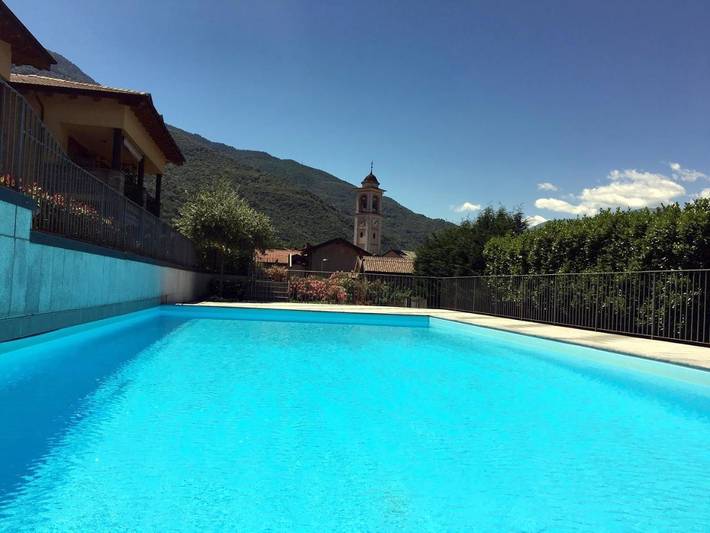 Ferienhaus für 9 Personen, mit Terrasse und Garten sowie Pool und Seeblick