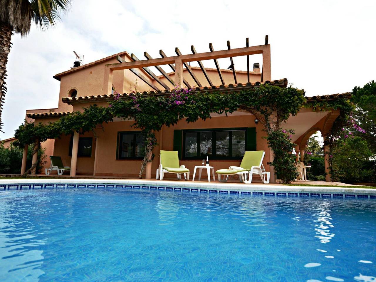 Geräumiges Ferienhaus: Pool, A/C, Wlan, Garten, Grill, Klavier - für Familien ideal! in Sant Pere Pescador, Oberampurien