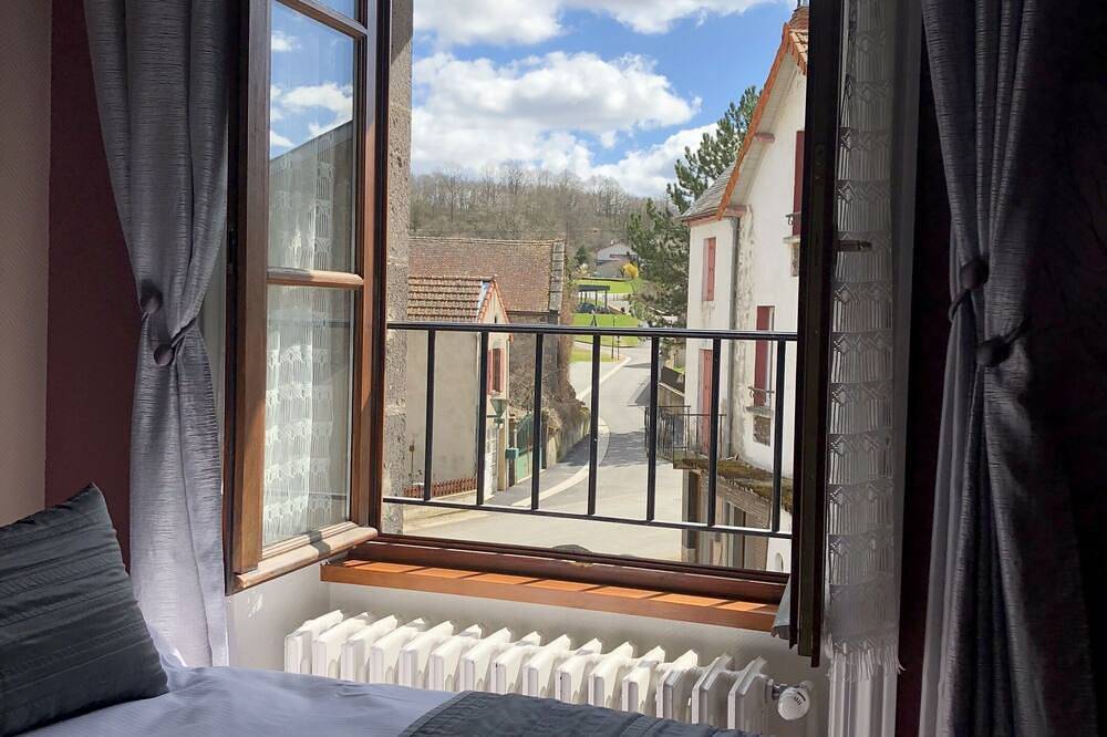 Chambre double-Doppelzimmer-Eigenes Badezimmer-Standard-Strassenblick in Manzat, Regionaler Naturpark Volcans d'Auvergne
