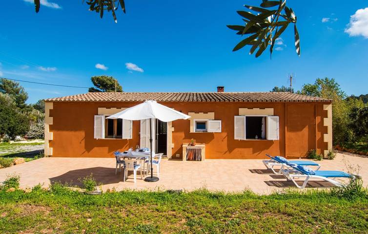 Sonnige Wohnung mit Terrasse & Pool, 800m zur Cala de n'Aladern in Font de sa Cala, Capdepera
