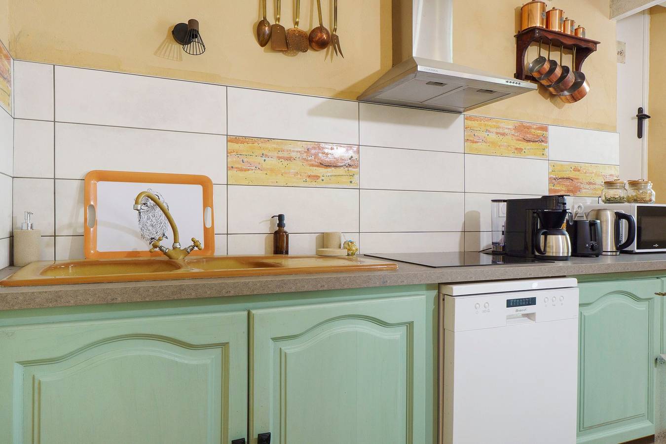 Bed & Breakfast 'Chambre Tilleul met zwembad', bergzicht, gedeeld zwembad & wifi, foto 11