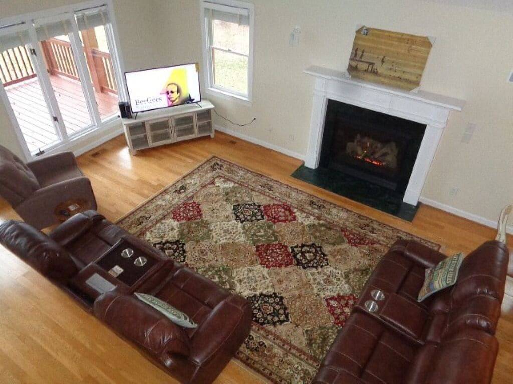 Beautiful 3 bedroom, 2 bath Log Home with Sandy Beach & Expansive Lake Views!! in Lake Gaston