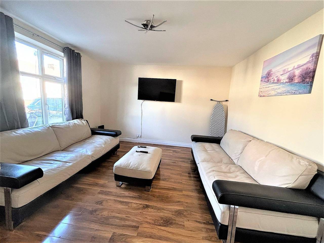 Large & Cozy 5-Bed House in a Quiet Dagenham Area in London Borough of Barking and Dagenham, Londyn