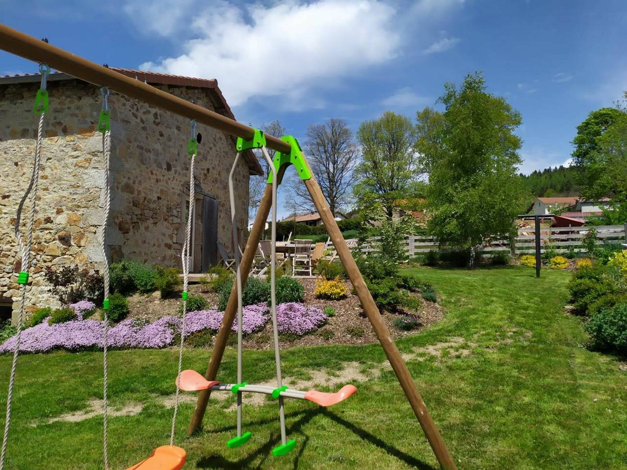 Familienhäuschen in Riotord mit Garten und Spielplatz in Riotord, Regionaler Naturpark Pilat