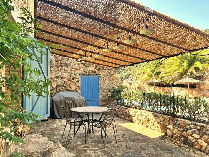 Gîte pour 4 personnes, avec Terrasse ainsi que Jardin et Piscine à OMS (homonymie)