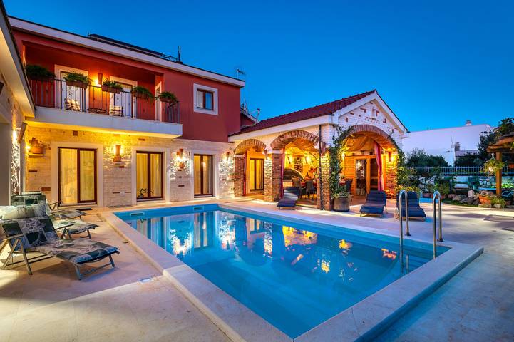 Villa pour 8 personnes, avec terrasse et sauna ainsi que jardin et piscine à Šibenik