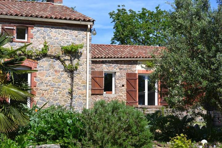 Location de vacances pour 11 personnes, avec Jacuzzi et Terrasse ainsi que Jardin et Piscine à Saint-Avaugourd-des-Landes