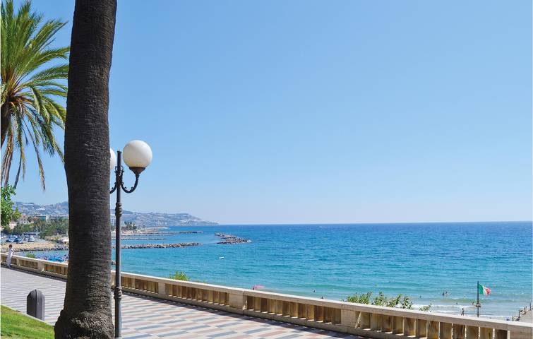 Appartamento intero, Appartamento di 180 mq vicino alla costa con terrazza e cucina in Ventimiglia (Città), Ventimiglia