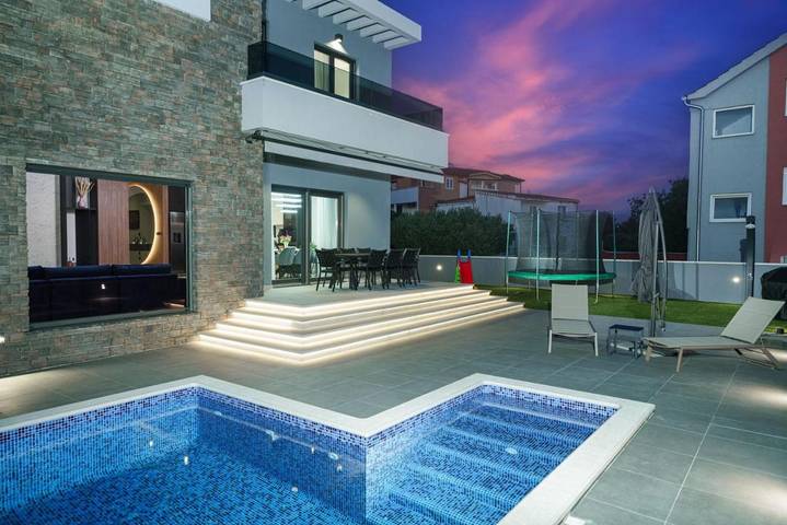 Villa pour 8 personnes, avec piscine ainsi que vue et jardin, animaux acceptés à Tribunj - 2