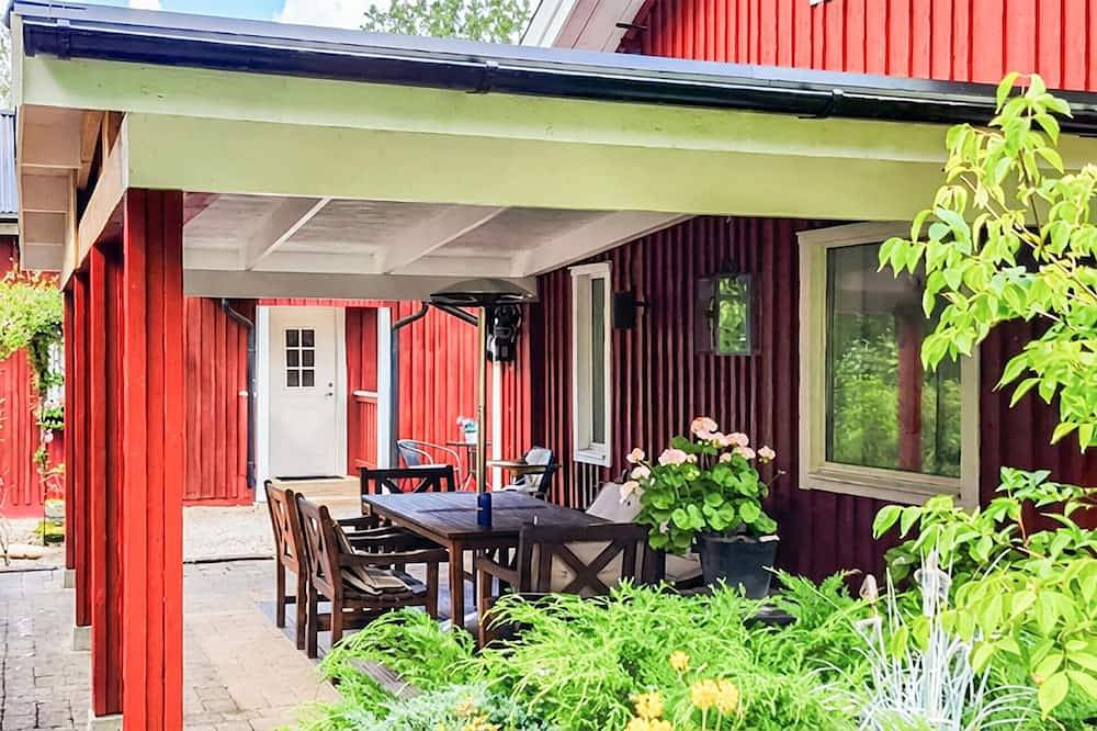 Awesome home in Fristad with Wifi in Borås, Västergötland
