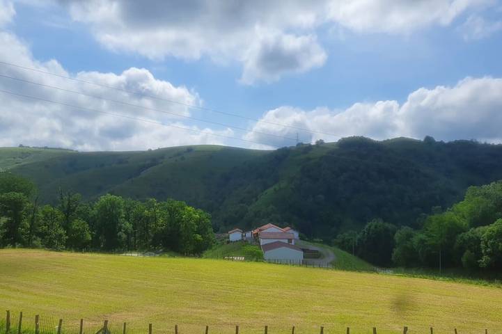 Location de vacances pour 4 personnes, avec Jacuzzi et Jardin à Ossès