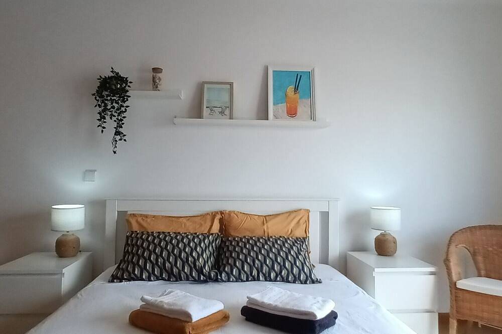 Entire apartment, In the centre of Olhão, Parking, Pool, Bbq, A/C, 3 min walk from the Pier in Olhão, Parque Natural da Ria Formosa