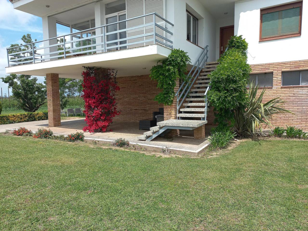 Spacious 3-Bed House with A/C, Bbq, Garden, Wifi, Parking, Sports Room in Sant Pere Pescador, Upper Empordà