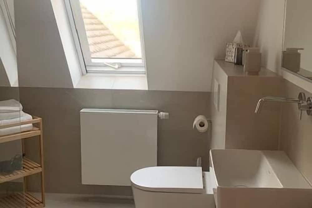 Ganze Wohnung, Ferienwohnung mit Rundum-Wohlgefühl - Blick in den wunderschönen Garten in Sommerach, Fränkisches Weinland