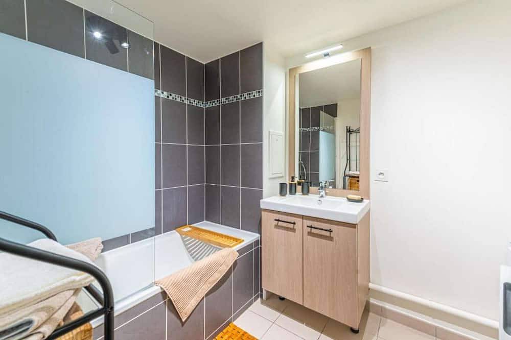 Entire apartment, Discover Le Korrigan de Massy, a charming apartment in a luxury residence in Massy, Essonne