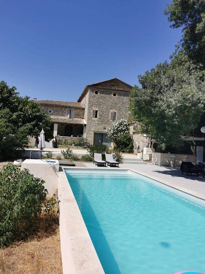 Chambre d’hôte pour 4 personnes, avec Terrasse et Jacuzzi ainsi que Jardin et Piscine à Canaules-et-Argentières