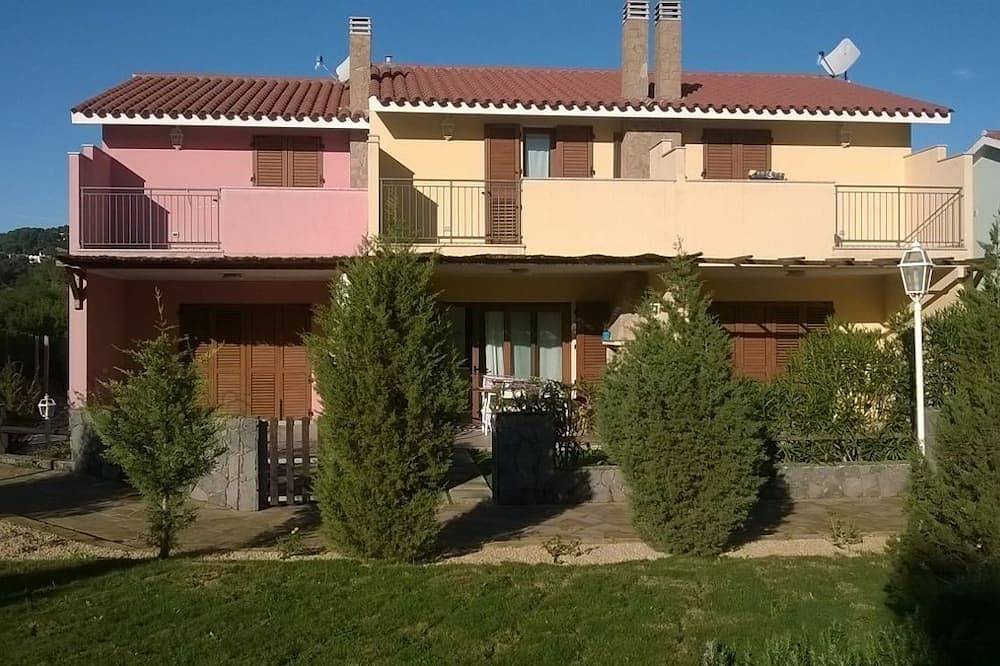Casa Lulu, cottage with garden a few steps from the beach in Porto Pino Beach, Porto Pino