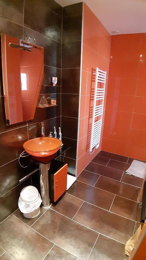 Location de vacances pour 2 personnes, avec terrasse et vue ainsi que jardin et piscine à Lauris - 4