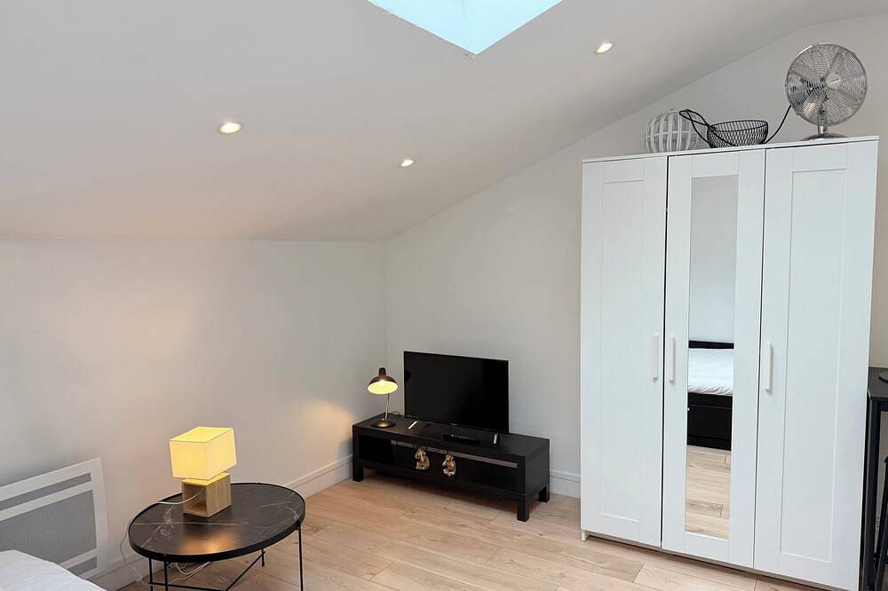 Appartement entier, Le Verlaine - parking et wifi inclus - 11 min en transports métro B in Oullins, Lyon et ses environs