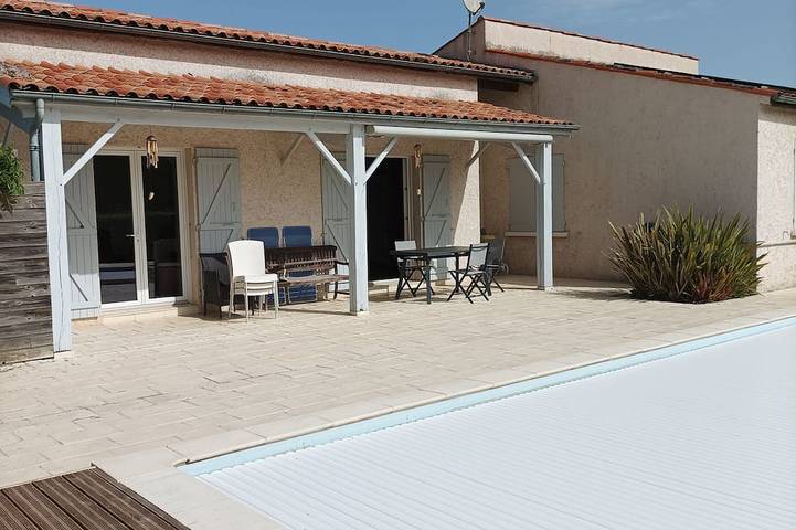 Location de vacances pour 6 personnes, avec jardin à Corme-Royal