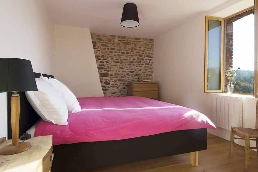 Grande Maison avec terrasse et proche rivière en Berry in Badecon-le-Pin, Région de La Châtre