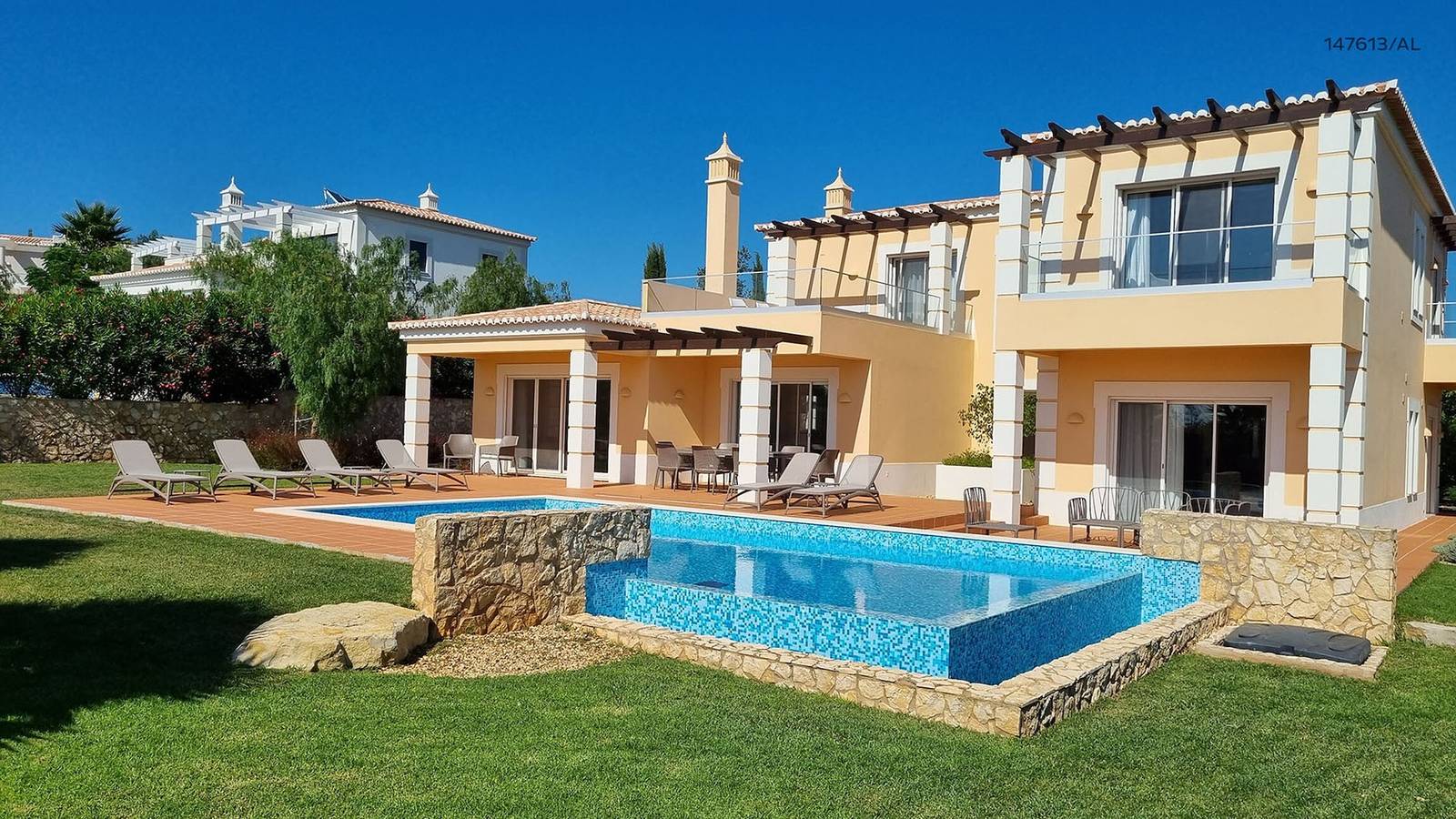 Apartamento inteiro, Apartamento 'Villa Premium' com vista para a montanha, Wi-Fi e ar condicionado in Estômbar, Lagoa