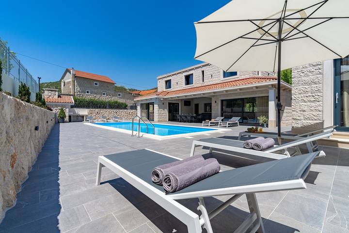Villa Neven with heated private pool,wine cellar in Dalmatinisches Zagora