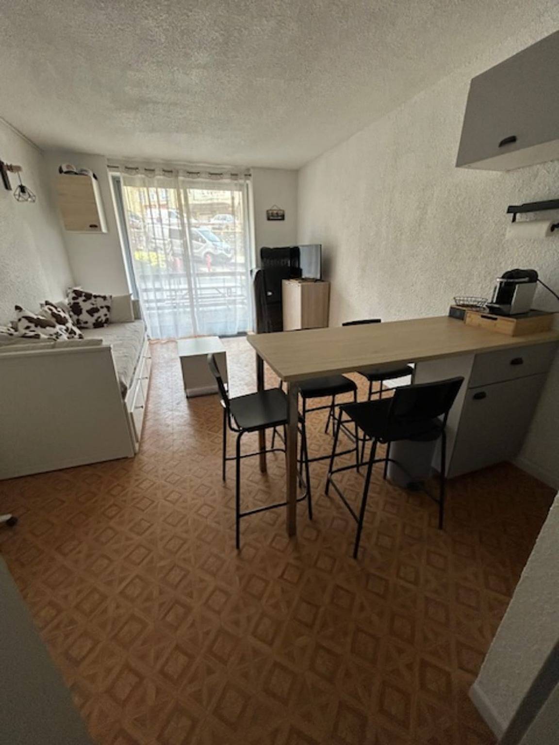 Estudio entero, South-facing terrace studio in resort center in Le Sauze, Enchastrayes